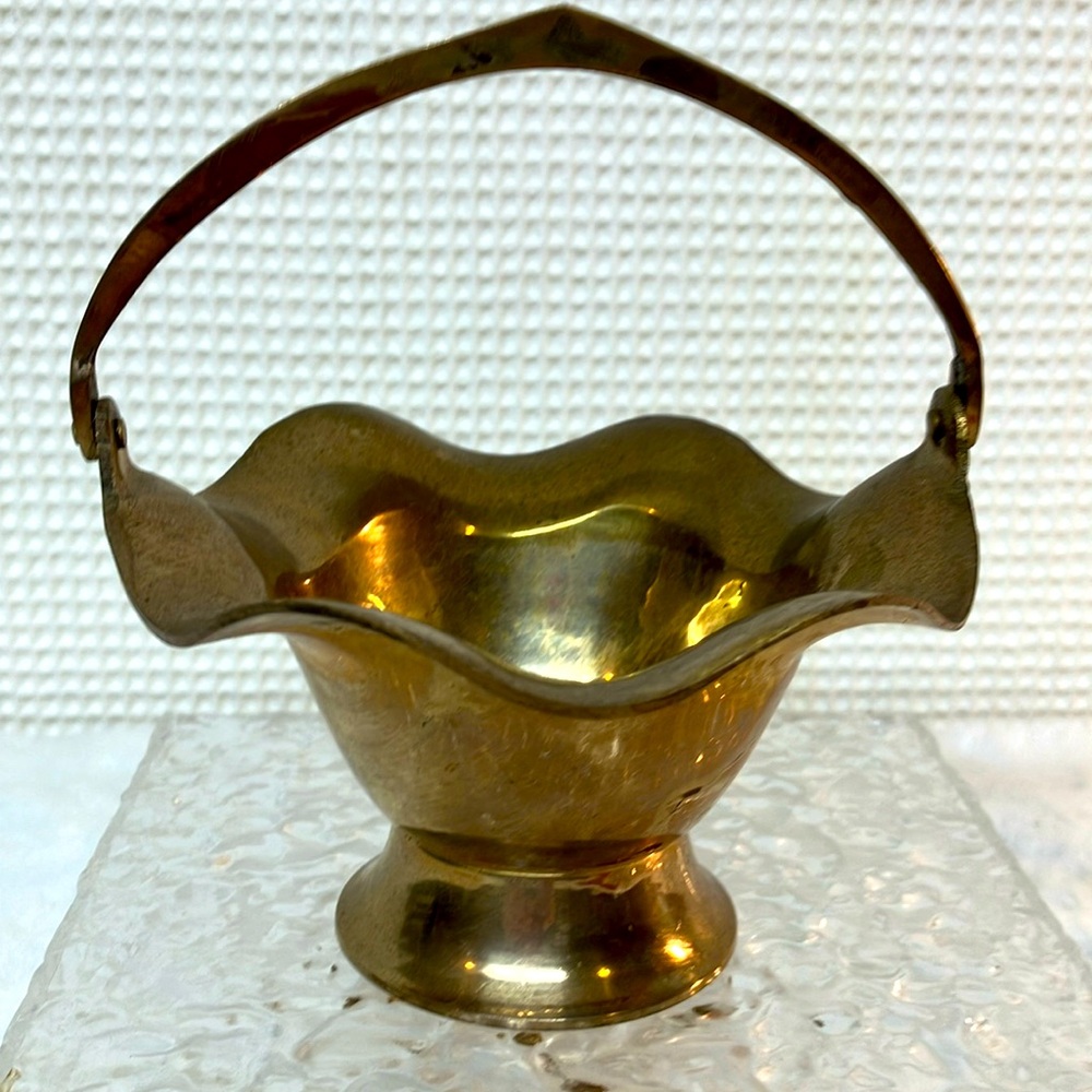 Brass basket with handle